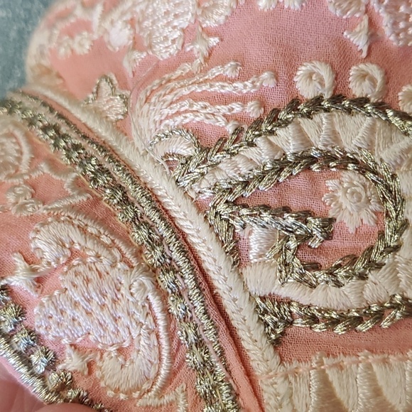 KURTA, formal little girls, peach. No size, guessing about a 6. Enbroidery lace. - Picture 10 of 13